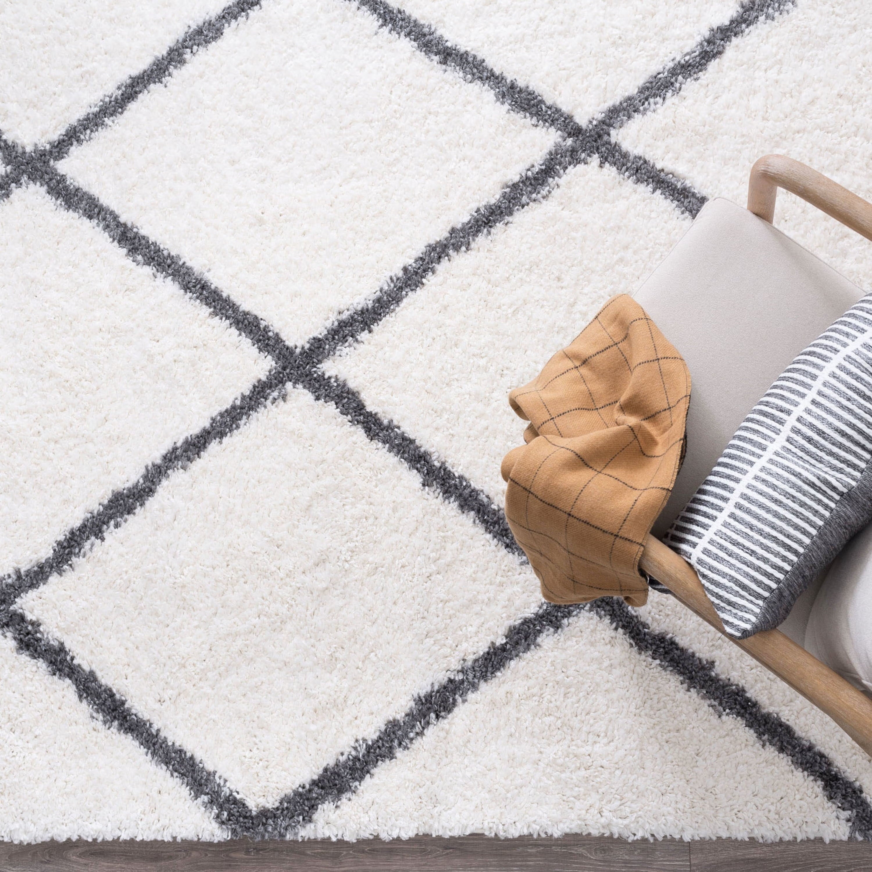7'10" x 10'2" White and Gray Diamond Area Rug – Transitional Indoor Rug
